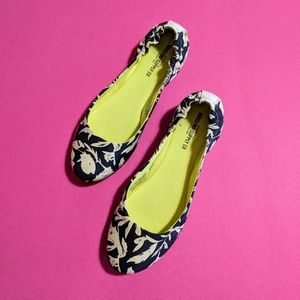 ☀️ Navy Blue & White Floral Flats